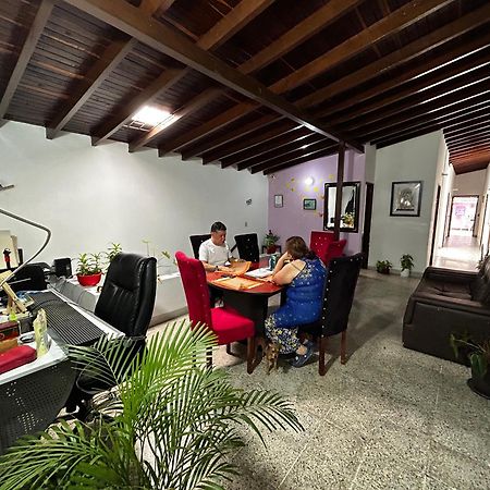 Hostel Urban City 메딜린 외부 사진
