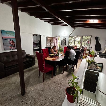Hostel Urban City 메딜린 외부 사진