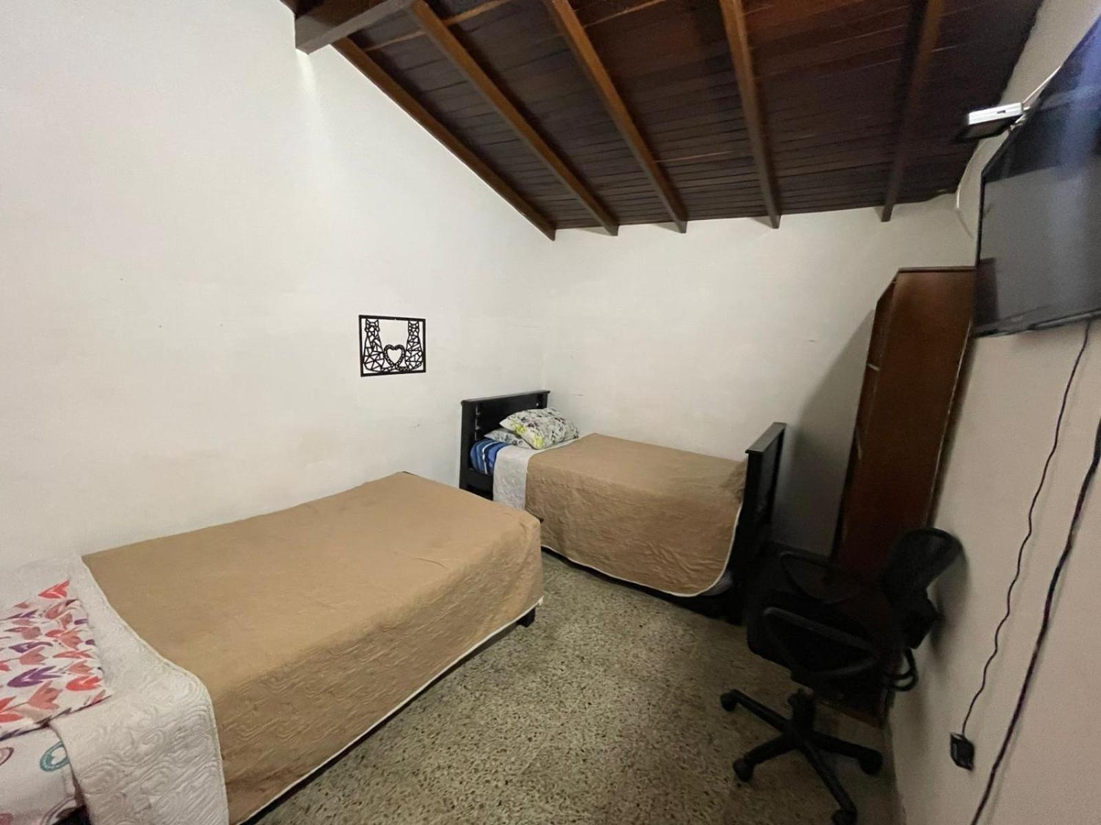 Hostel Urban City 메딜린 외부 사진