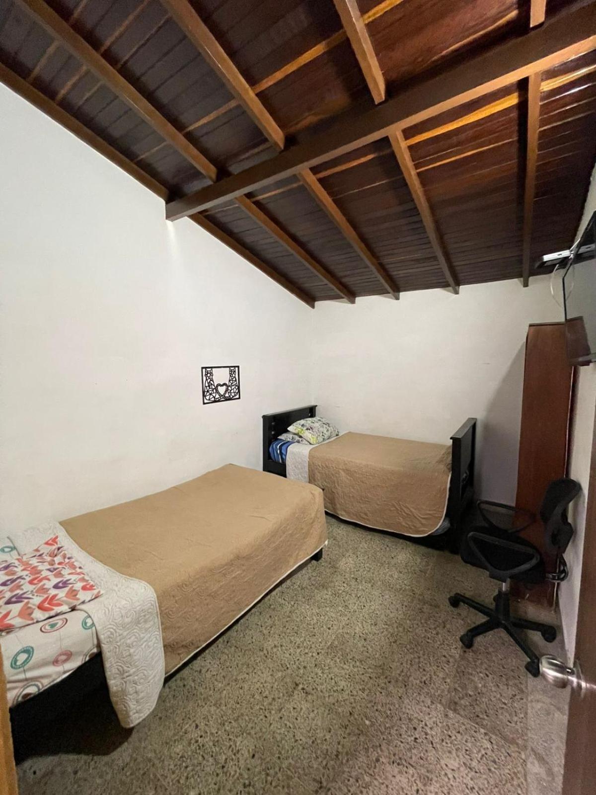 Hostel Urban City 메딜린 외부 사진