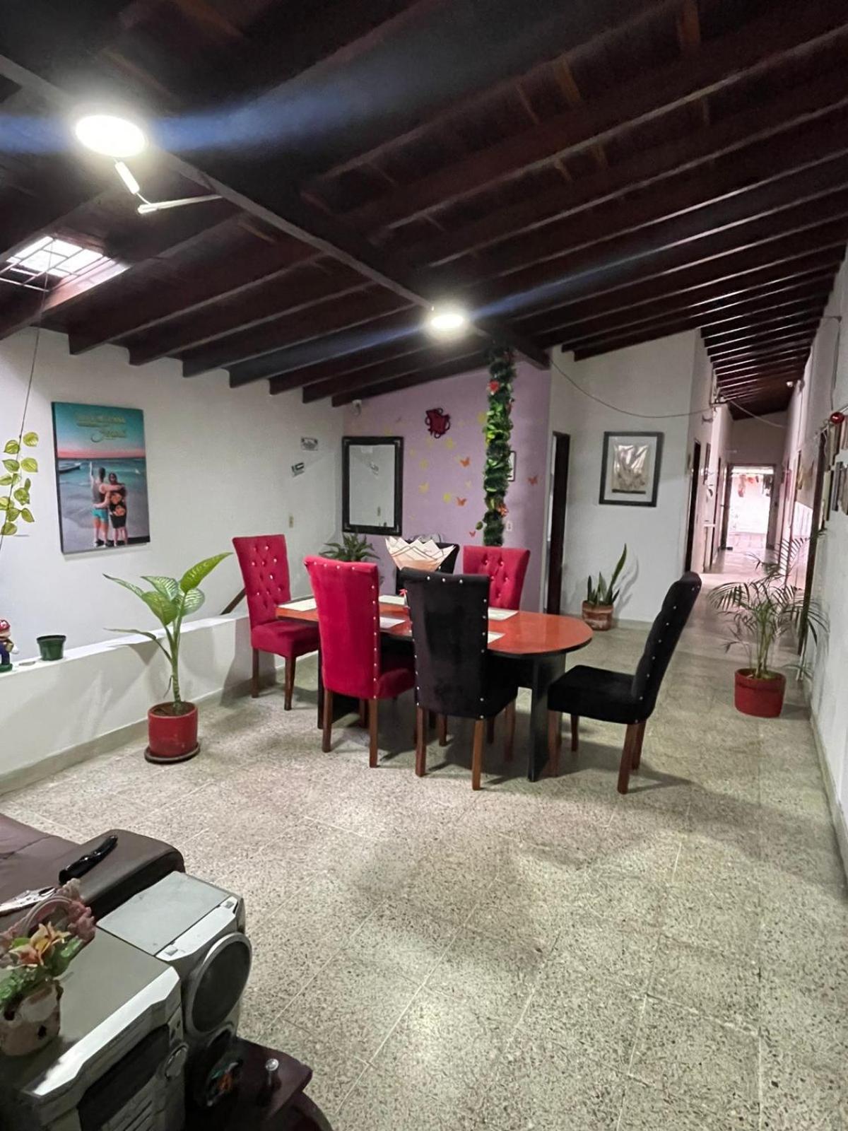 Hostel Urban City 메딜린 외부 사진