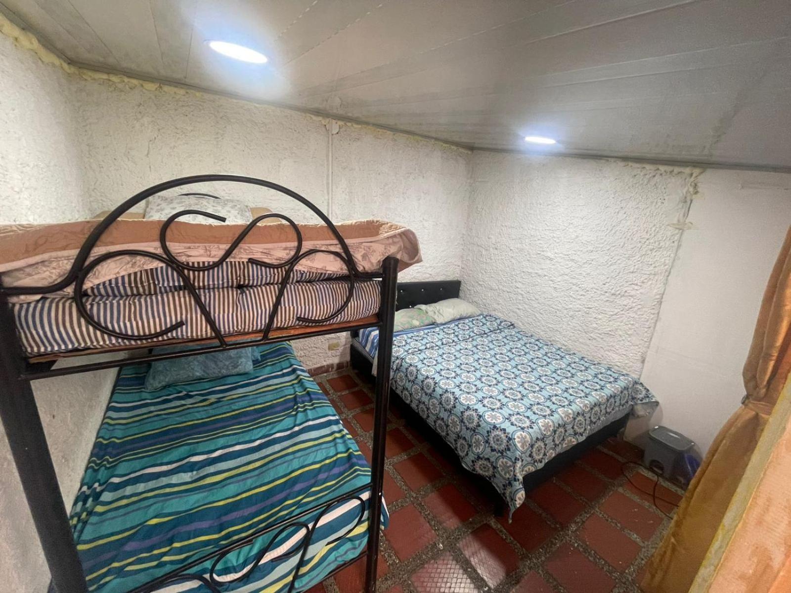 Hostel Urban City 메딜린 외부 사진